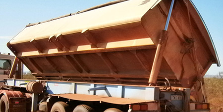 Flat deck side tipper trailers